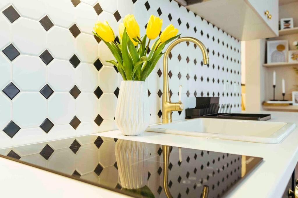 Stunning Views - Top Location - Netflix + Balcony Bucureşti Ngoại thất bức ảnh