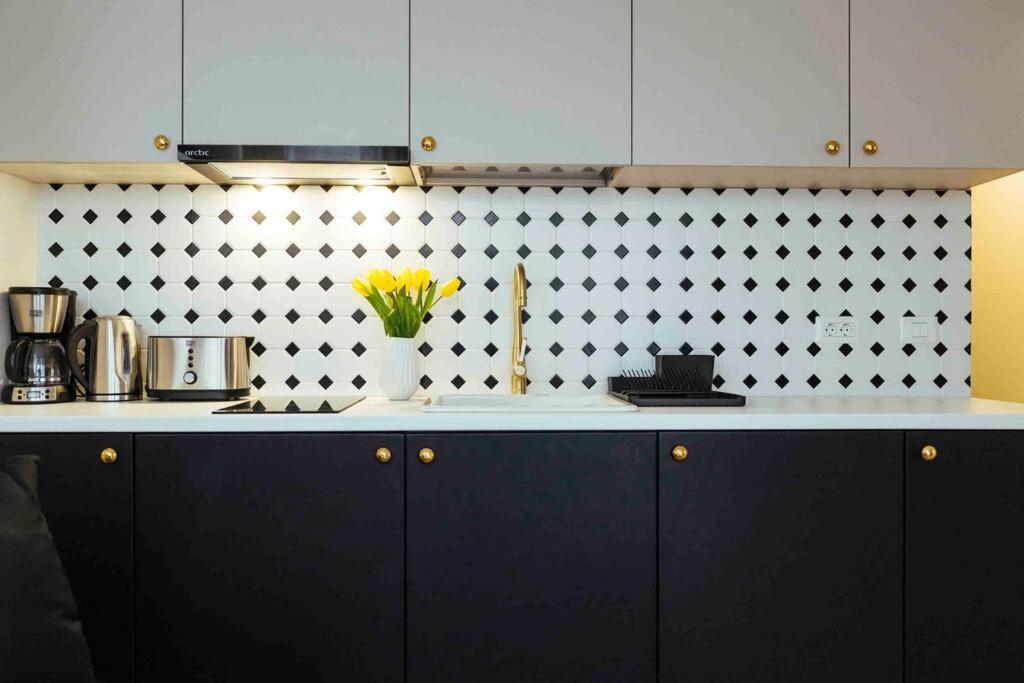 Stunning Views - Top Location - Netflix + Balcony Bucureşti Ngoại thất bức ảnh